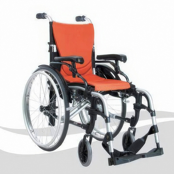 Механическая коляска Karma Medical Ergo 352 из авиационного алюминия с регулируемым наклоном спинки, откидными подлокотниками, съемными подножками с упорами голени и сиденьем 46 см под нагрузку до 115 кг